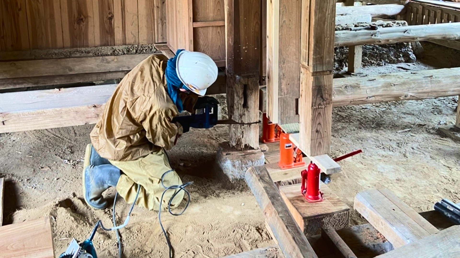 ノコギリで切る様子